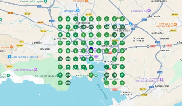 Cuadrícula de posiciones sobre el mapa de Cartagena: cada punto marca en qué lugar aparece el negocio al buscar desde esa zona.