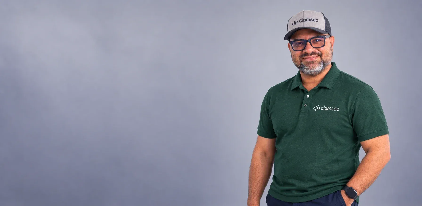Carlos Luis Aranguren Martínez, fundador de CLAMSEO, con el polo y la gorra de la marca