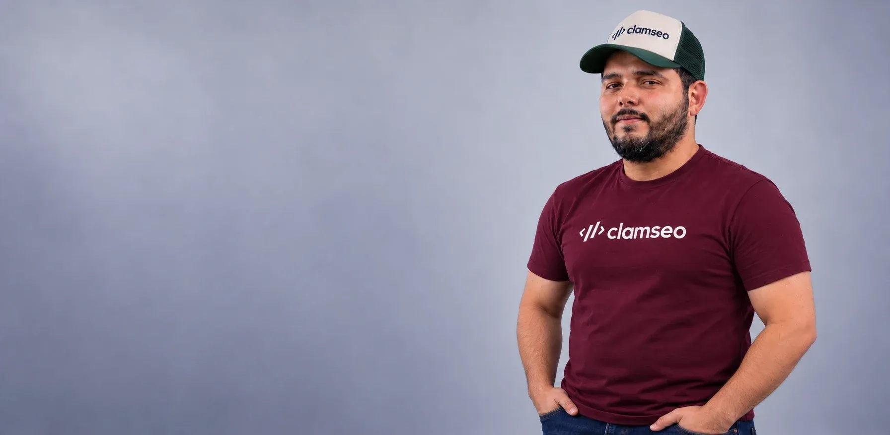Raúl Roa, socio de CLAMSEO, con la camiseta y la gorra de la marca